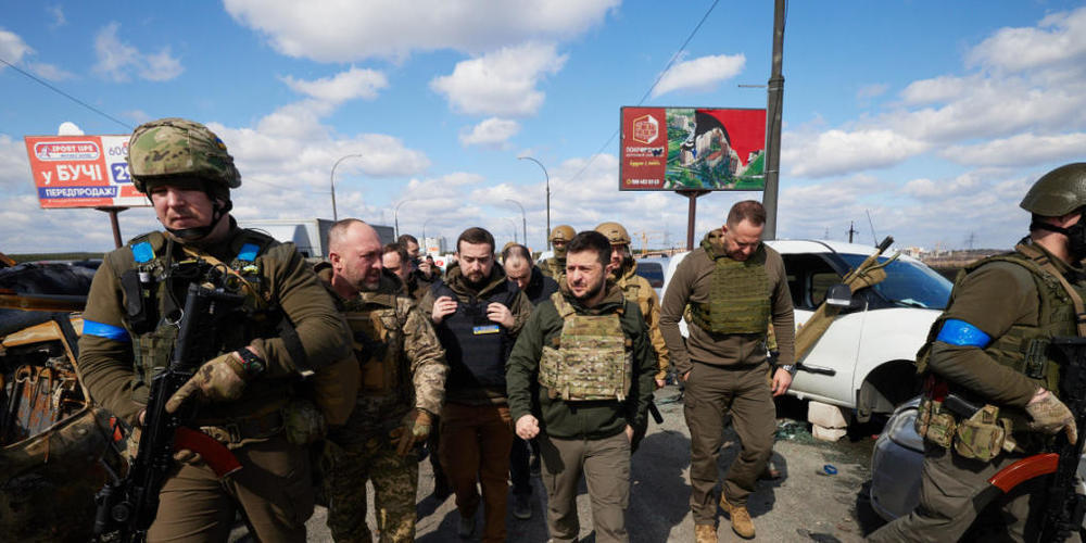 Wolodymyr Selenskyj (M), Präsident der Ukraine, besucht Butscha in der Nähe von Kiew. Foto: President Of Ukraine/ZUMA Press Wire Service/dpa