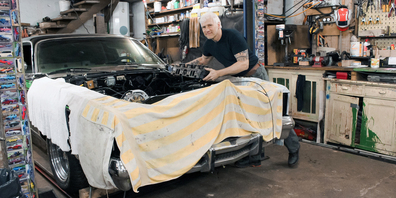 Andy Stuber bei der Restauration eines Chrysler Cordoba. Dank seiner persönlichen Kontakte in Amerika kann er originale Ersatzteile beschaffen.