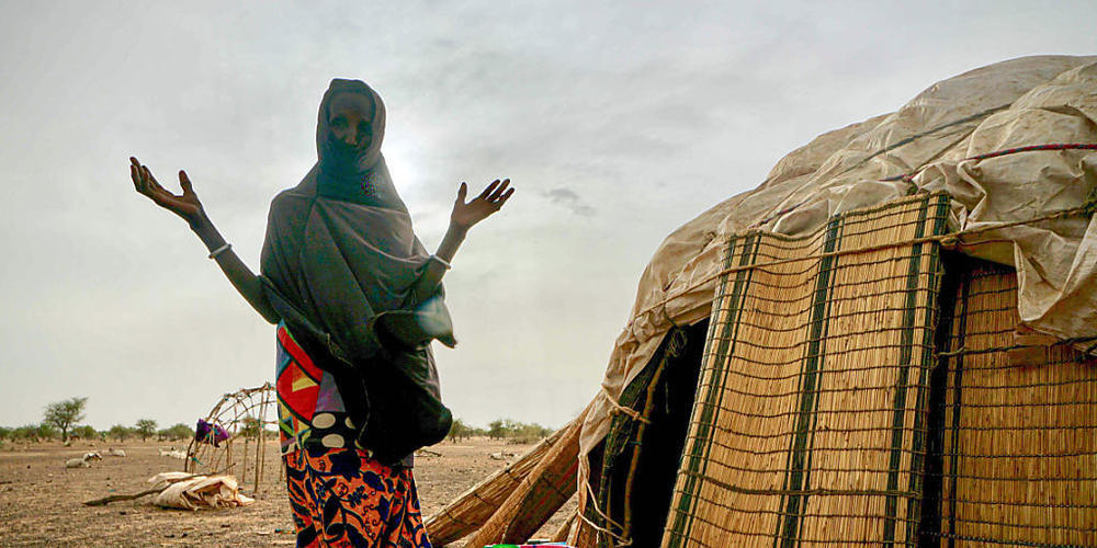 ARCHIV - Eine Frau steht neben einer Hütte in einer von den Vereinten Nationen unterstützten Siedlung für Binnenflüchtlinge im Norden des Landes Burkina Faso. Foto: Giles Clarke/UNOCHA/dpa - ACHTUNG: Nur zur redaktionellen Verwendung und nur mit v...