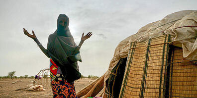 ARCHIV - Eine Frau steht neben einer Hütte in einer von den Vereinten Nationen unterstützten Siedlung für Binnenflüchtlinge im Norden des Landes Burkina Faso. Foto: Giles Clarke/UNOCHA/dpa - ACHTUNG: Nur zur redaktionellen Verwendung und nur mit v...