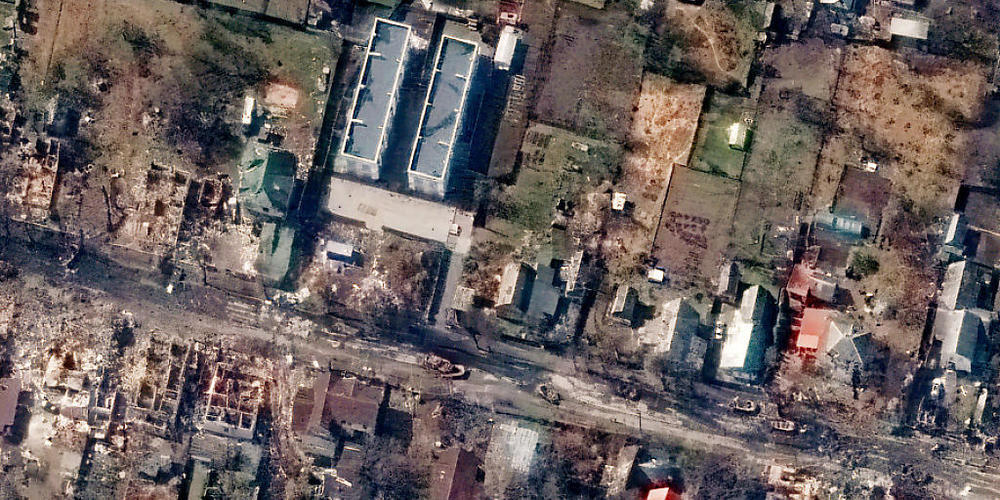 HANDOUT - Dieses von Maxar Technologies bereitgestellte Satellitenbild zeigt einen Überblick über zerstörte Häuser und Fahrzeuge in einer Straße in Butscha. Foto: Uncredited/Maxar Technologies/AP/dpa - ACHTUNG: Nur zur redaktionellen Verwendung un...