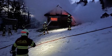 Der Stall in Vorderthal stand im Vollbrand, Tiere wurden keine verletzt. 