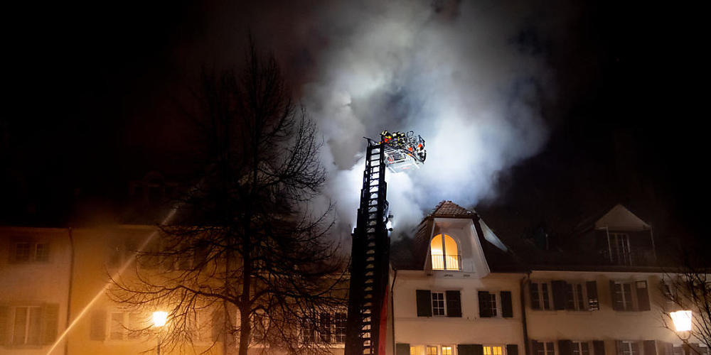 Feuerwehrleute bei der Bekämpfung des Grossbrands am Abend des 7. März in Solothurn. (Archivbild)