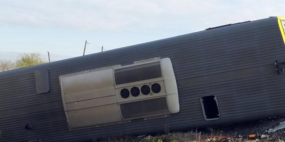HANDOUT - Durch den Zusammenstoß ist der Zug entgleist. Fünf Menschen fanden den Tod. Foto: Uncredited/Komitats Csongrad-Csanad/AP/dpa - ACHTUNG: Nur zur redaktionellen Verwendung im Zusammenhang mit der aktuellen Berichterstattung und nur mit vol...