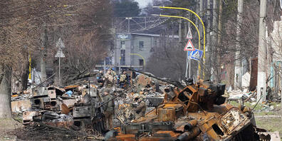 Ukrainische Soldaten untersuchen zerstörte russische Militärfahrzeuge in Butscha. Foto: Efrem Lukatsky/AP/dpa
