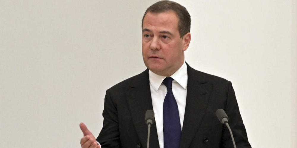 ARCHIV - Dmitri Medwedew spricht bei einer Sitzung im Kreml. Der frühere russische Staatschef Medwedew stimmt am Dienstag auf seinem Telegram-Kanal sein Land auf einen längeren Kampf gegen die Ukraine ein. Foto: Alexei Nikolsky/Pool Sputnik Kremli...