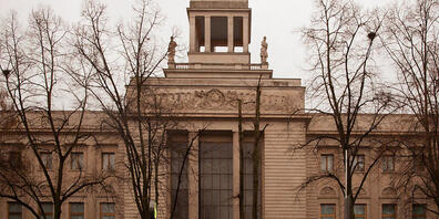 Ein Polizeiwagen steht vor der russischen Botschaft in Berlin. Kremlsprecher Dmitri Peskow hat am Dienstag der Agentur Interfax zufolge die massenhaften Ausweisungen russischer Diplomaten aus westlichen Ländern als «kurzsichtig» kritisiert. Foto: ...