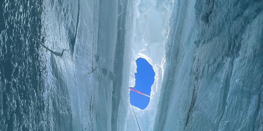 Dünne Schneebrücken über Gletscherspalten sind tückisch.