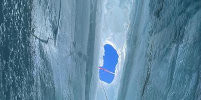 Dünne Schneebrücken über Gletscherspalten sind tückisch.