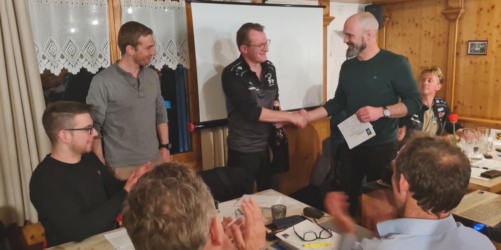 Nach acht Jahren als Präsident übergab Gabriel Schwyter (stehend, Mitte) das Zepter an Ueli Bachmann (stehend, r.).