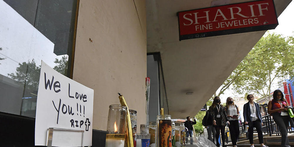 Kerzen und Blumen für die Opfer liegen auf der Straße an der Ecke 10th und K Street. Nach nächtlichen Schüssen in Kalifornien mit sechs Toten und zwölf Verletzten am Wochenende hat die Polizei einen dritten Tatverdächtigen gefasst. Foto: Jose Carl...