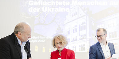 Der Stadtzürcher Schulvorsteher Filippo Leutenegger (FDP), Stadtpräsidentin Corina Mauch (SP) und Raphel Golta (SP) informierten am Montag über die Situation der Ukraine-Flüchtlinge in der Stadt.