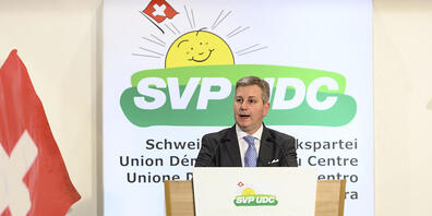 SVP-Parteipräsident Marco Chiesa kritisiert, dass der Bundesrat die EU-Sanktionen blind übernommen hat. (Archivbild)