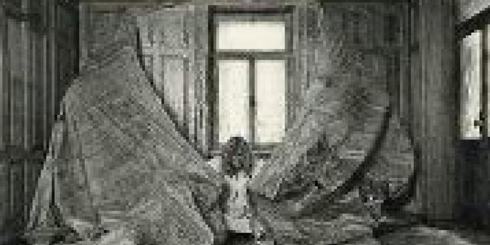 Die Künstlerin Heidi Bucher bei beim Häutungsprozess des Herrenzimmers im Jahr 1978.