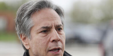 Antony Blinken, Außenminister der USA, spricht zu Journalisten, bevor er nach Brüssel zum Nato-Außenministertreffen abfliegt. Foto: Evelyn Hockstein/Pool Reuters/AP/dpa