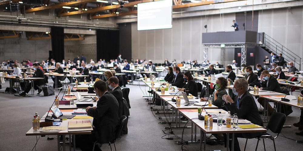 Der St. Galler Kantonsrat wird in der Aprilsession über die Fortsetzung des Covid-Härtefallprogramms entscheiden. (Archivbild)