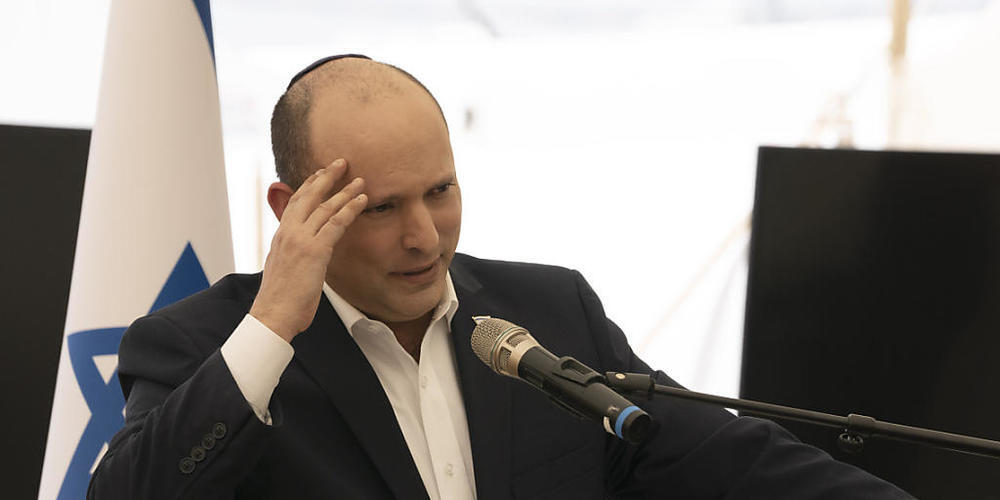 Naftali Bennett, Premierminister von Israel, spricht während einer Pressekonferenz auf einem Stützpunkt der israelischen Verteidigungskräfte. Foto: Maya Alleruzzo/AP/dpa