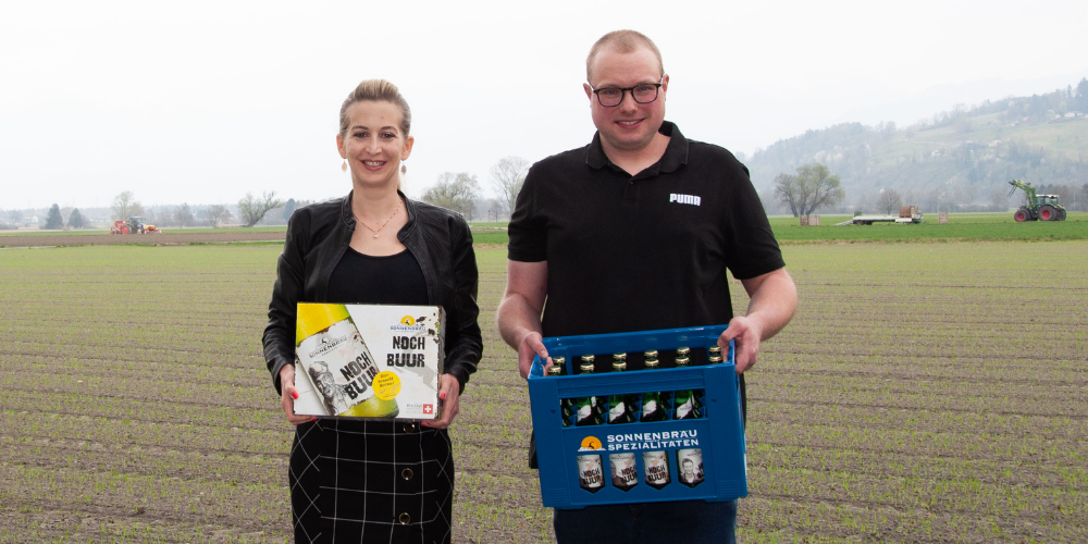 Claudia Keel-Graf und Landwirt Mathias Büchel vor einem Gerstenfeld in Ruggell