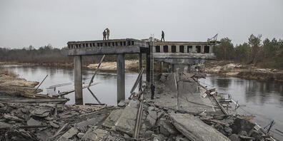 Ukrainische Soldaten stehen auf einer zerstörten Brücke zwischen dem Dorf Dytiatky und Tschernobyl. Foto: Oleksandr Ratushniak/AP/dpa