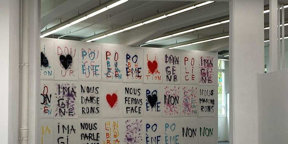 Bewegungs-Poesie: Gesprayte Lithographien von Anne-Lise Coste.