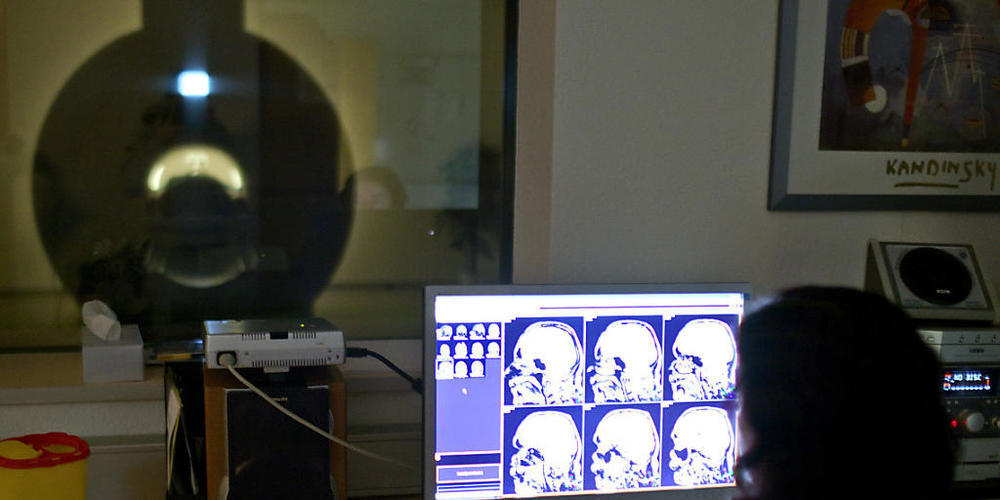Mit Hirnscans lassen sich krankhafte Veränderungen im Gehirn erkennen: ein Proband liegt im Universitätsspital Zürich in einem Kernspintomographen. (Archivbild)