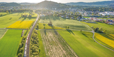 Die gemeindeeigene Baulandreserve im Geviert Bahnlinie – Quartier Eschenring/Neuhof – Wattstrasse - Rossmoosstrasse in der Bildmitte ist nach der Neuschätzung deutlich mehr wert. Das schlägt sich auch in der Gemeindebuchhaltung nieder.