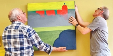 Die Ausstellung «Riedland» nimmt Formen an. Kurator Bruno Glaus (l.) und Künstler Georg Wick an der Arbeit.