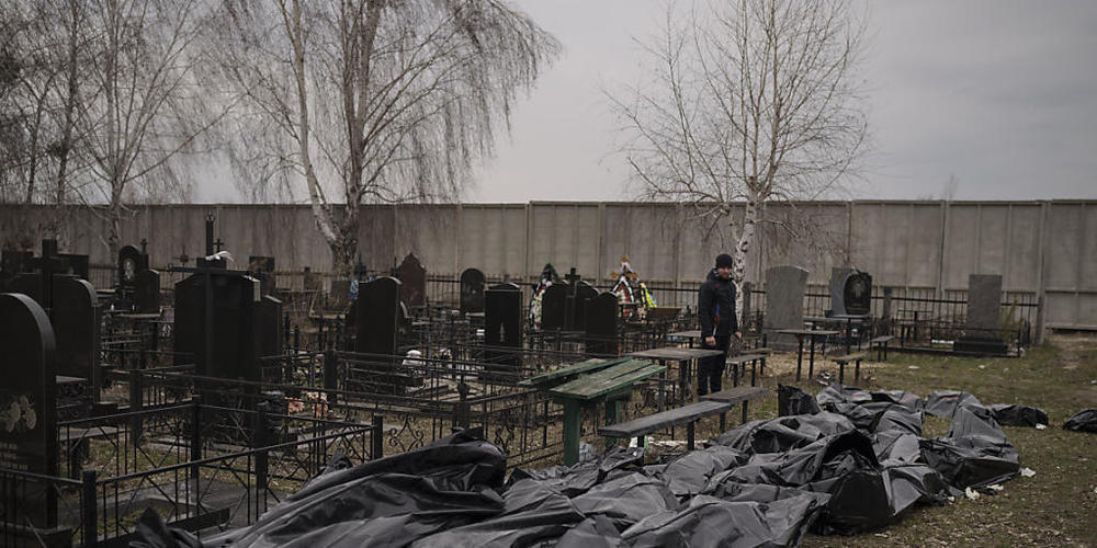 dpatopbilder - Die Bilder aus Butscha gehen um die Welt und schockieren die Betrachter. Nun sollen noch härtere Sanktionen ergriffen werden. Foto: Felipe Dana/AP/dpa