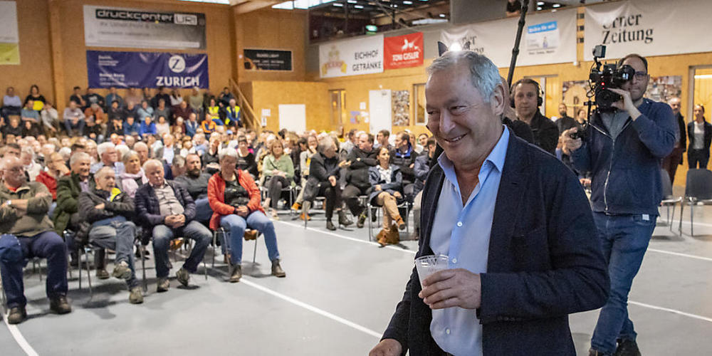 Samih Sawiris betritt die Rollhockeyhalle in Seedorf am Mittwochabend.