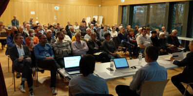 Volles Haus im Mehrzweckraum Widacher.