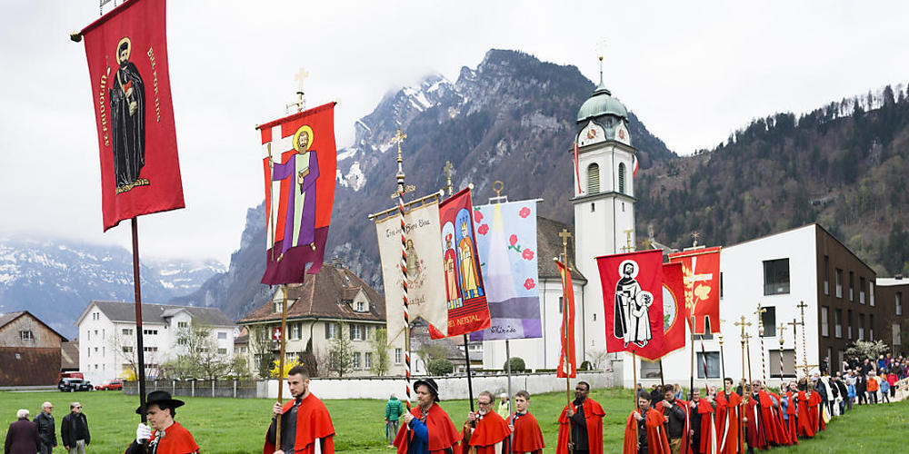Die Näfelser fahrt im Kanton Glarus findet wieder mit der farbenprächtigen Prozession statt. (Archivbild)