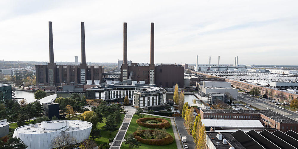 Blick auf das Werksgelände von Volkswagen im deutschen Wolfsburg. Der deutschen Industrie geht es auch im Februar besser, allerdings liegt die Produktion noch unter den Werten von vor der Krise, was mit der Knappheit von Materialien zu tun hat. (A...