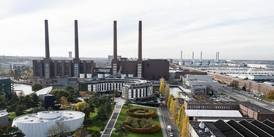 Blick auf das Werksgelände von Volkswagen im deutschen Wolfsburg. Der deutschen Industrie geht es auch im Februar besser, allerdings liegt die Produktion noch unter den Werten von vor der Krise, was mit der Knappheit von Materialien zu tun hat. (A...