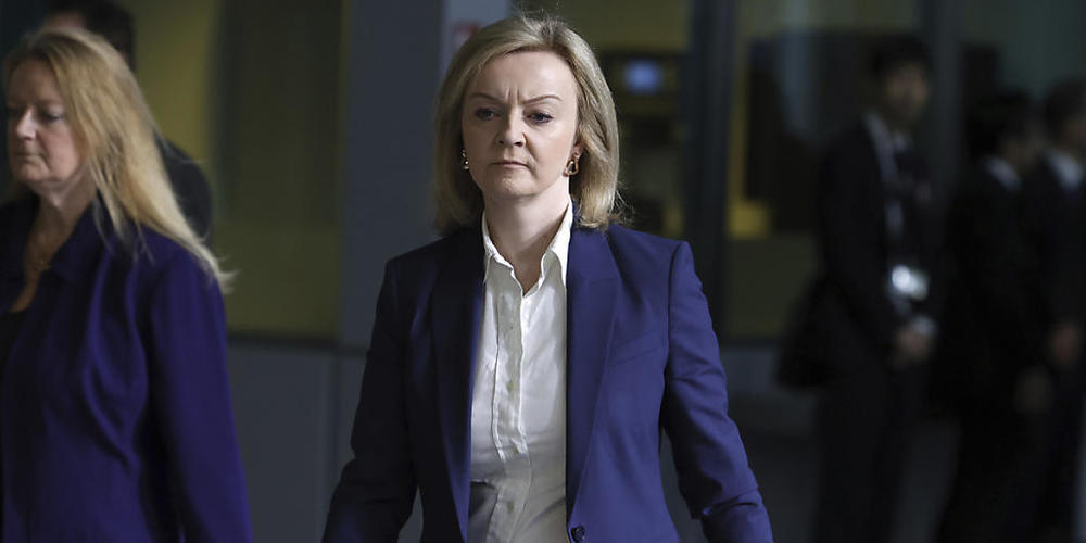 Liz Truss (r), Außenminister aus Großbritannien, trifft im Nato-Hautquartier in Brüssel ein. Truss hat der Ukraine am Rande des Nato-Treffens zusätzliche militärische Unterstützung versprochen. Foto: Olivier Matthys/AP/dpa