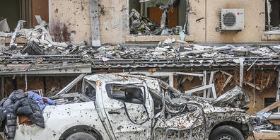 Ein Blick auf ein verbranntes Zivilfahrzeug am in Charkiw, Ukraine. Foto: Aziz Karimov/ZUMA Press Wire/dpa