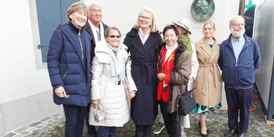 Die Familie Curti mit der Ok-Verantwortlichen des Festivals, Daniela Bischofberger (2. von rechts) vor dem Curti-Medaillon. 