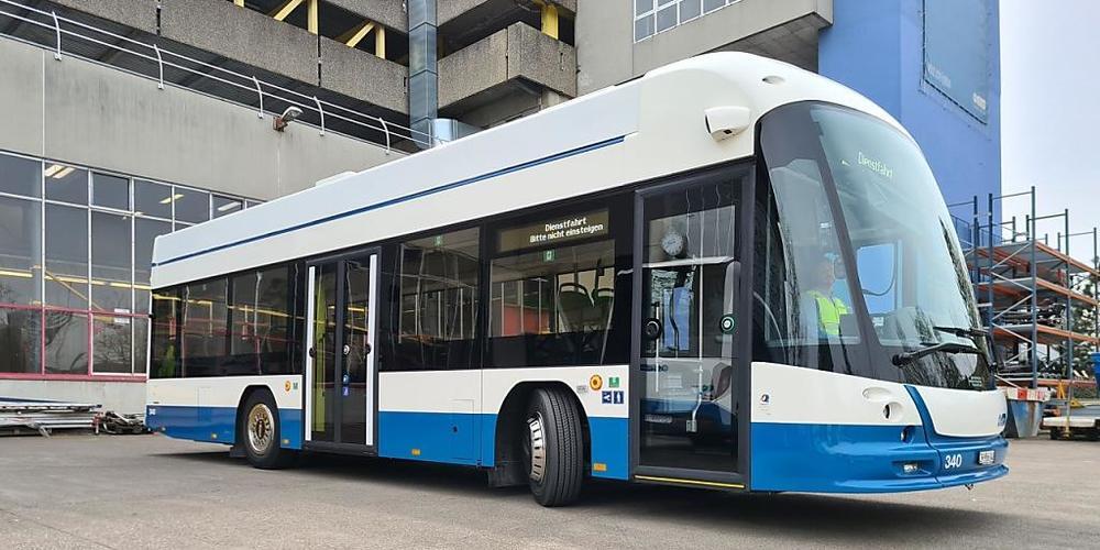 Die Verkehrsbetriebe Zürich nehmen acht neue Batterie-Busse in Betrieb, die auf verschiedenen Linien Dieselbusse ersetzen.