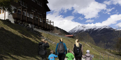 Ukrainische Geflüchtete unterwegs bei Fiesch VS. Bisher haben knapp 26'500 Menschen aus der Ukraine in der Schweiz Schutz gesucht. (Archivbild)
