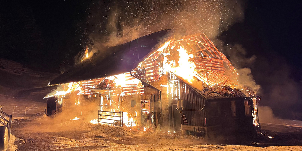Der brennende Stall im Gfell in Galgenen beim Eintreffen der ersten Einsatzkräfte