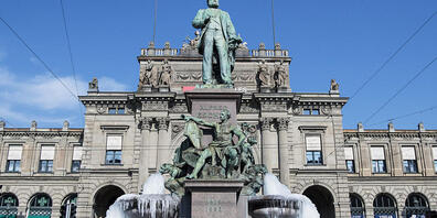 Denkmäler von historischen Persönlichkeiten, die in Rassismus und Kolonialismus verstrickt waren, sorgen für Kontroversen. Der Zürcher Regierungsrat hält eine systematische Überprüfung seiner Bestände aber nicht für notwendig. Im Bild der Alfred-E...