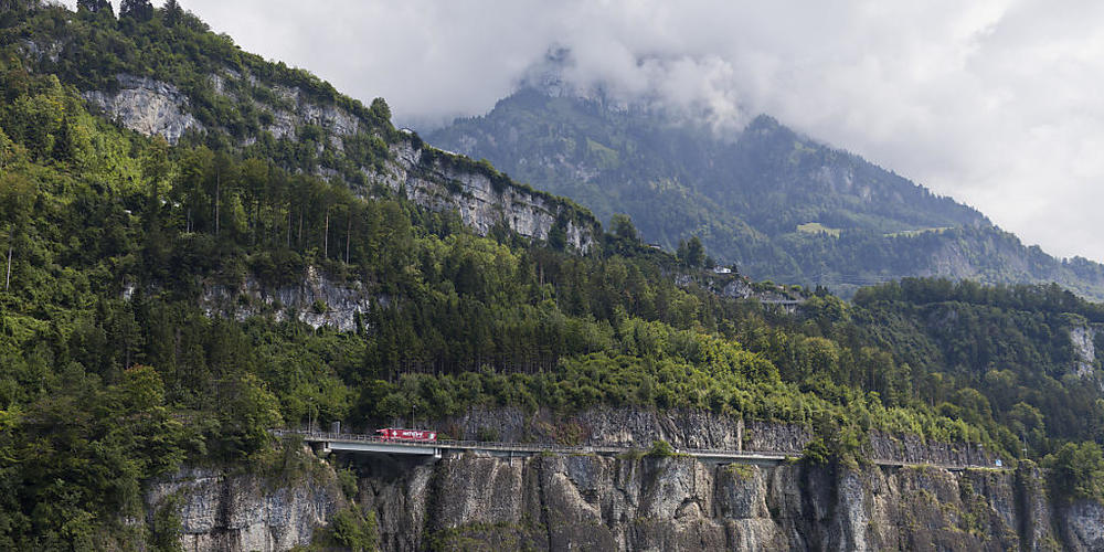 Auf der Axenstrasse am Vierwaldstättersee ist am Donnerstag ein Motorradfahrer tödlich verunglückt.
