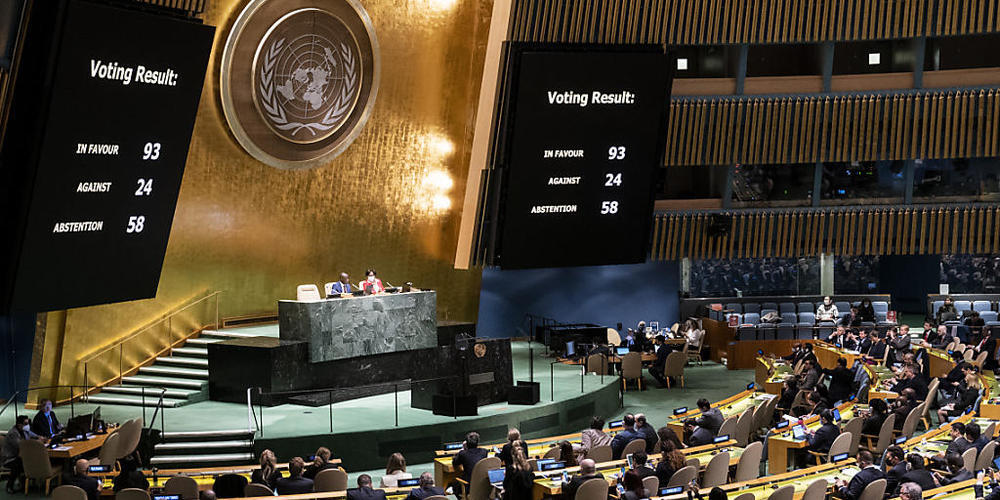Das Ergebnis der Abstimmung über die Suspendierung der Mitgliedschaft Russlands im UN-Menschenrechtsrat wird während einer Sitzung der UN-Generalversammlung am Sitz der Vereinten Nationen gezeigt. Foto: John Minchillo/AP/dpa