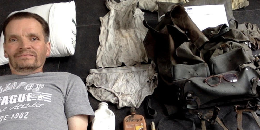 Wiedersehen macht Freude: Daniel Hofstetter mit dem Rucksack, den er 1992 bei einem Unfall auf dem Oberaargletscher zurückliess.