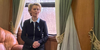 Ursula von der Leyen im Zug nach Kiew. Foto: Michael Fischer/dpa