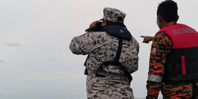 HANDOUT - Dieses von der Malaysian Maritime Enforcement Agency (MMEA) veröffentlichte Foto zeigt die Such- und Rettungsaktion für vier ausländische Taucher vor der Küste von Mersing in Johor, Malaysia. Die Suche nach drei vermissten Tauchern aus E...