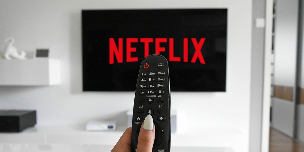 Das neue Filmgesetz, über das am 15. Mai abgestimmt wird, sieht vor, dass Streaming-Anbieter wie Netflix, Amazon oder Disney künftig vier Prozent ihres Umsatzes in der Schweiz in die Schweizer Filmproduktion investieren. 