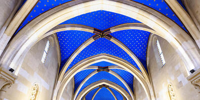 Die blaue Sternendecke der Stiftskirche konnte bei der Restaurierung gerettet werden.