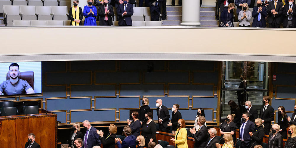 Videoansprache von Wolodymyr Selenskyj vor dem finnischen Parlament in Helsinki. Foto: Bernd von Jutrczenka/dpa