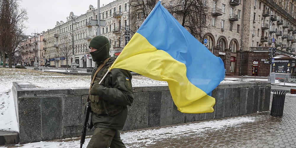 Ein ukrainischer Soldat in den Strassen von Kiew. (Symbolbild)