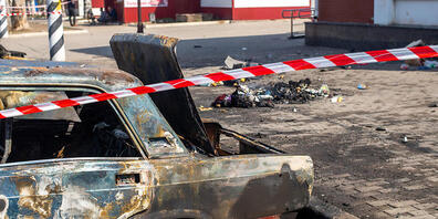 Ein zerstörtes Auto steht am Bahnhof von Kramatorsk. Bei einem Raketenangriff auf einen Bahnhof in der Ostukraine sind am 08.04.2022 Dutzende Menschen getötet worden, die vor Kämpfen fliehen wollten. Foto: Seth Sidney Berry/ZUMA Press Wire/dpa